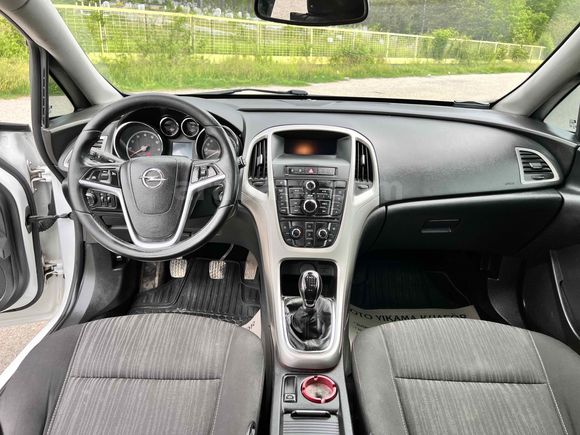 Sahibinden Opel Astra 1.4 T Enjoy Plus 2011 Model  215.000 km Beyaz