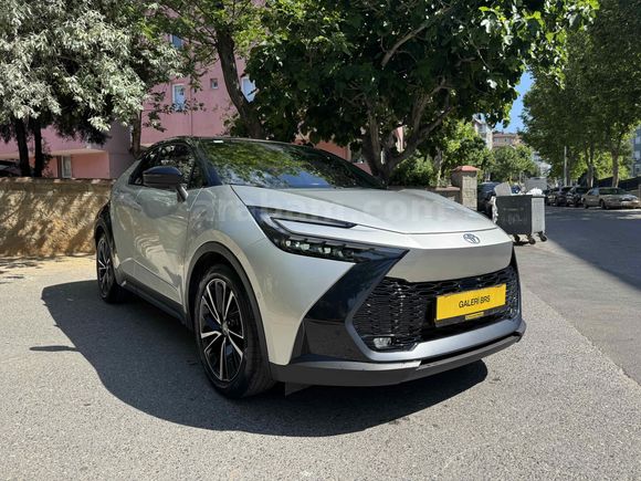 Galeri Brsden Toyota C-HR 1.8 Hybrid Passion X-Style 2024 Model İ22.454 km  CİFT RENK