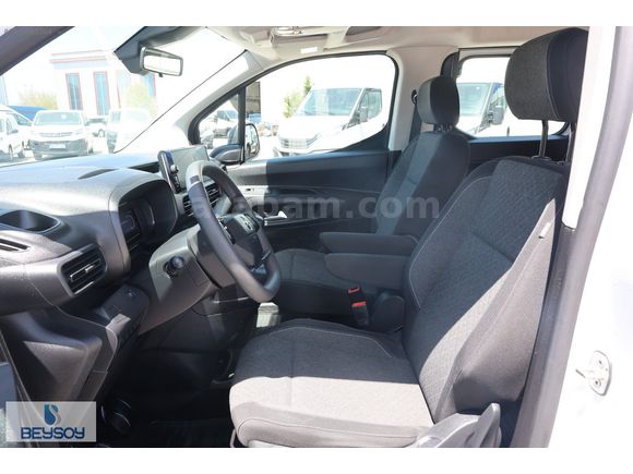 BÜYÜKSOYLU BEYSOY'DAN 2025 OPEL COMBO ESSENTIAL 1.5 D M/T 130 Hp