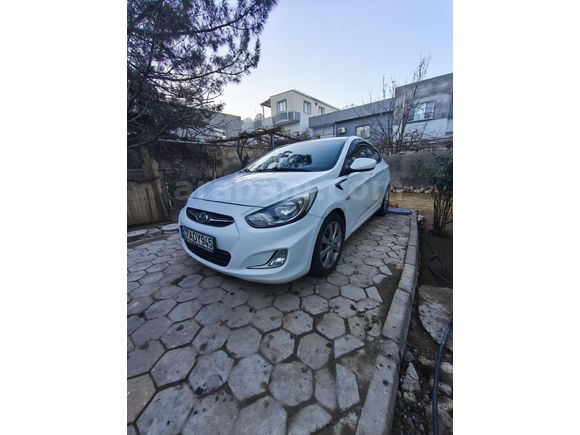 Sahibinden Hyundai Accent Blue 1.6 CRDI 2014 Model  300900 km Beyaz