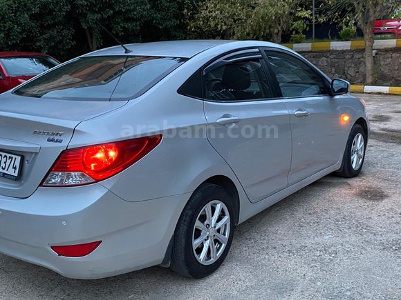 Sahibinden Hyundai Accent Blue 1.4 CVVT Mode 2011 Model  160.000 km Gri