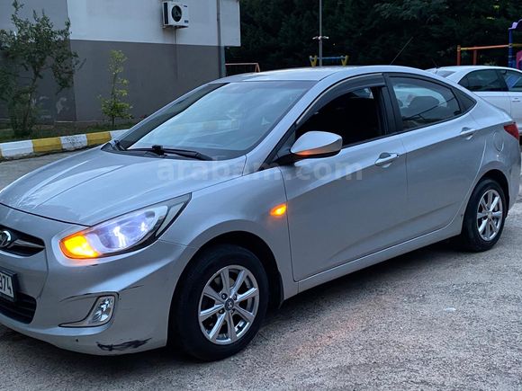 Sahibinden Hyundai Accent Blue 1.4 CVVT Mode 2011 Model  160.000 km Gri