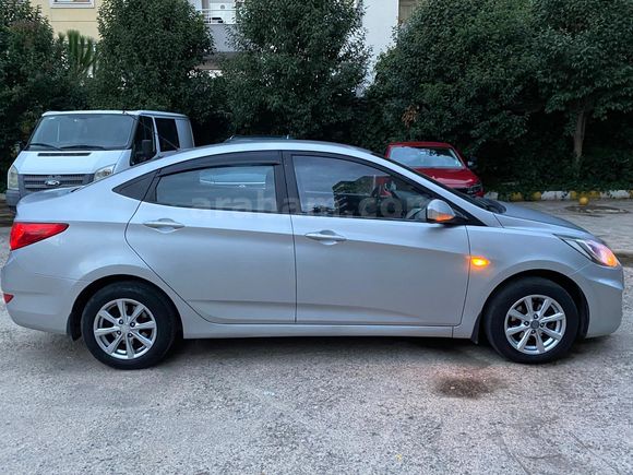 Sahibinden Hyundai Accent Blue 1.4 CVVT Mode 2011 Model  160.000 km Gri