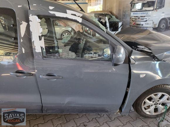 Renault EXPRESS SAĞ ÖN KAPI