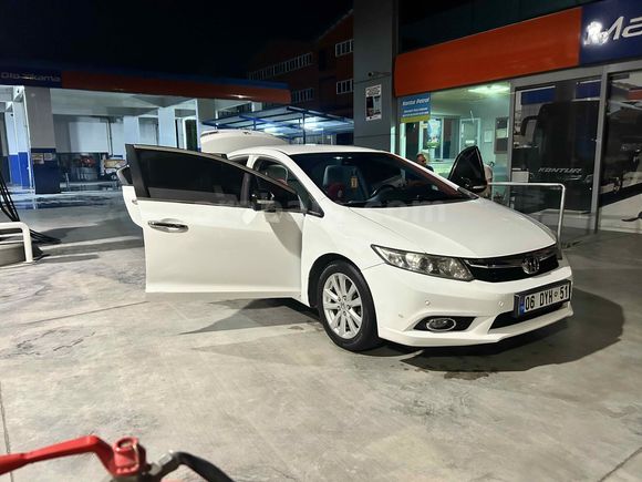 Sahibinden Honda Civic 1.6 Premium 2012 Model  205.000 km Beyaz