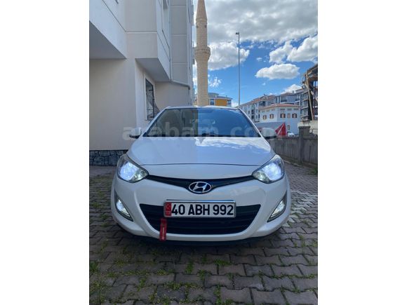 TEMİZ HYUNDAİ i20 1.4 CRDi SENSE 2013 MODEL 158××× KM