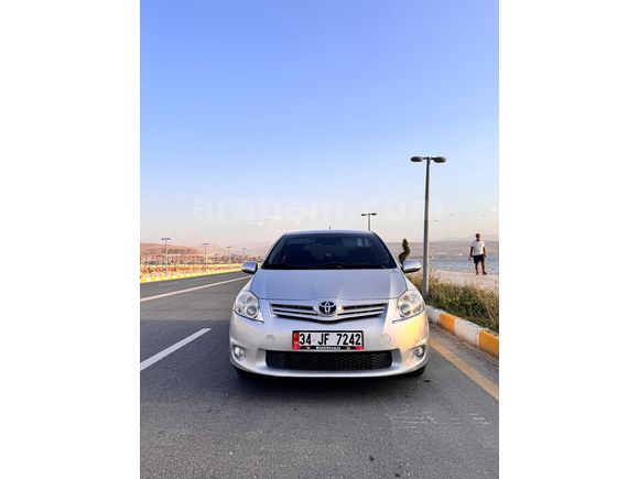 Sahibinden Toyota Auris 1.6 Comfort Extra 2012 Model Van 122.000 km Tam otomatik vites Gri (Gümüş)