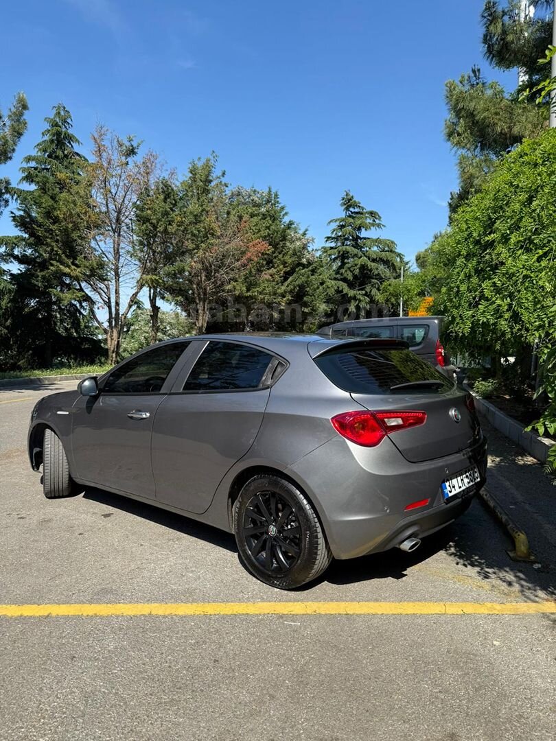 Sahibinden Alfa Romeo Giulietta 1.6 JTDM-2 Progression 2017 Model İstanbul 177.468 km Gri (titanyum) 7