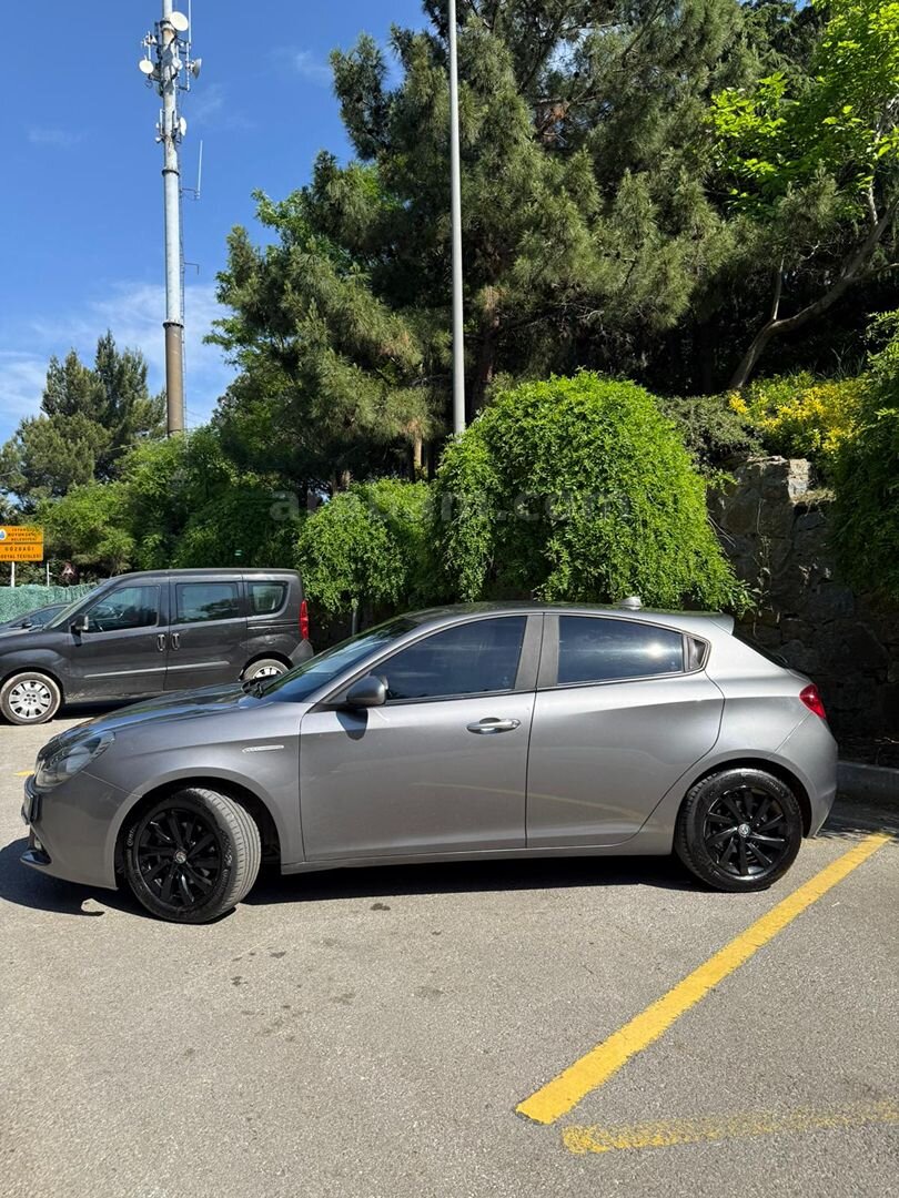 Sahibinden Alfa Romeo Giulietta 1.6 JTDM-2 Progression 2017 Model İstanbul 177.468 km Gri (titanyum) 3