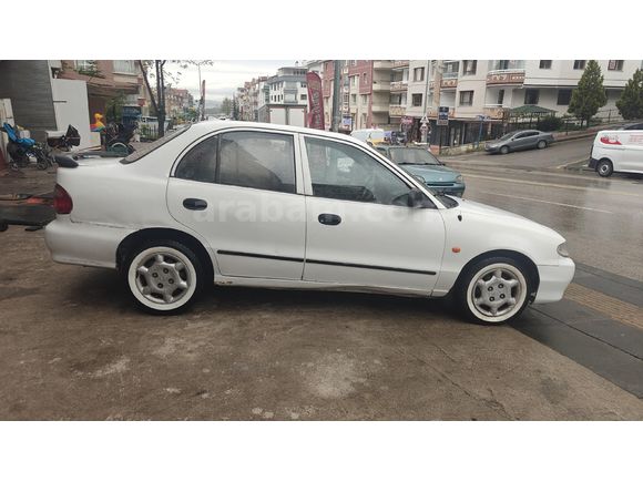 Sahibinden Hyundai Accent 1.3 Lx 2000 Model  380.000 km Beyaz