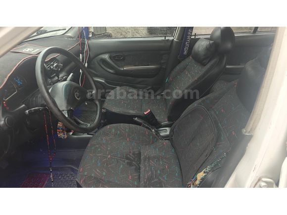 Sahibinden Hyundai Accent 1.3 Lx 2000 Model  380.000 km Beyaz