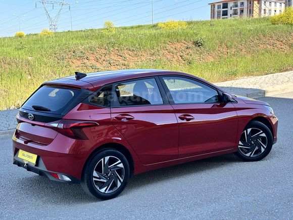 HYUNDAİ İ 20 STYLE PAKET HATASIZ BOYASIZ OTOMOTİK VİTES 