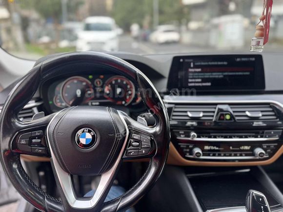 BOYASIZ 18 ÇIKŞ BMW 520i SPORTLİNE+KÖR NOKTA+NEX100+TABA