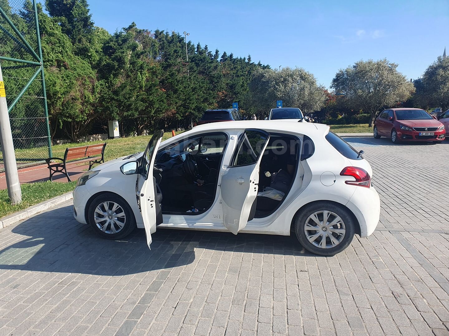 Sahibinden Peugeot 208 1.4 HDi Active 2015 Model İstanbul 99.800 km Beyaz 4