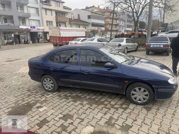 YÜCEL OTO GALERİDEN 2002 MEGANE