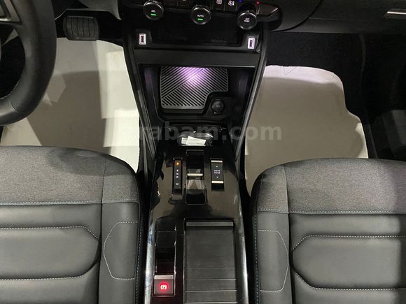 otomobil Citroen C4 1.2 PureTech Shine EAT8