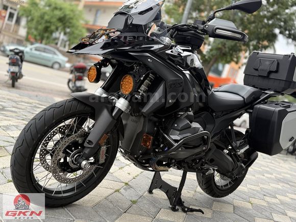 GKN MOTOR'DAN 2024 BMW R1300 GS TRIPLE BLACK TAKAS+ 12 TAKSİT