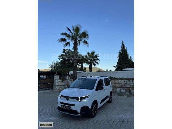 SIFIR EMSALİ 2025 CİTROEN BERLİNGO MAX XTR CAM TAVAN