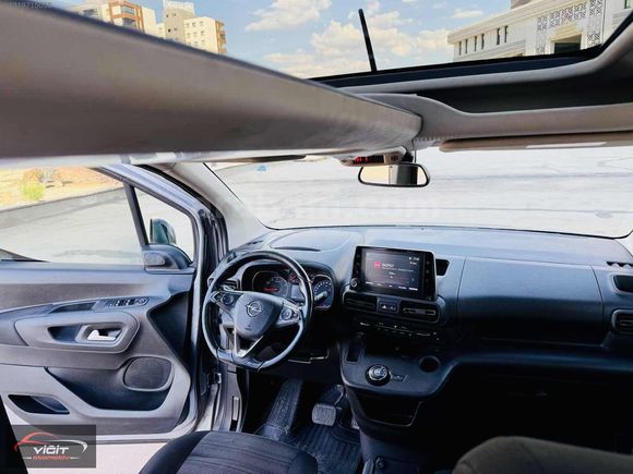 FIRSAT ARACI 2021 COMBO 1.5 130 BG OTOMOTİK CAM TAVANLI