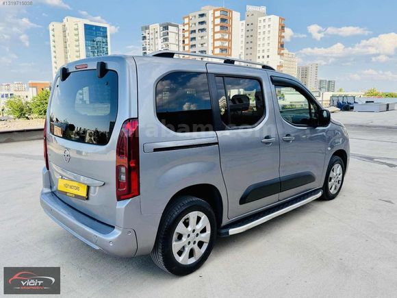FIRSAT ARACI 2021 COMBO 1.5 130 BG OTOMOTİK CAM TAVANLI