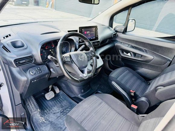 FIRSAT ARACI 2021 COMBO 1.5 130 BG OTOMOTİK CAM TAVANLI