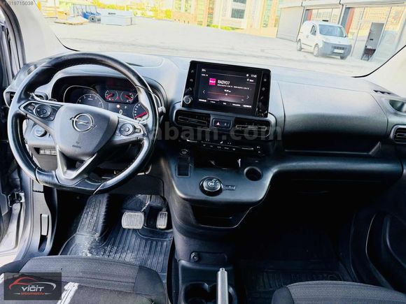 FIRSAT ARACI 2021 COMBO 1.5 130 BG OTOMOTİK CAM TAVANLI