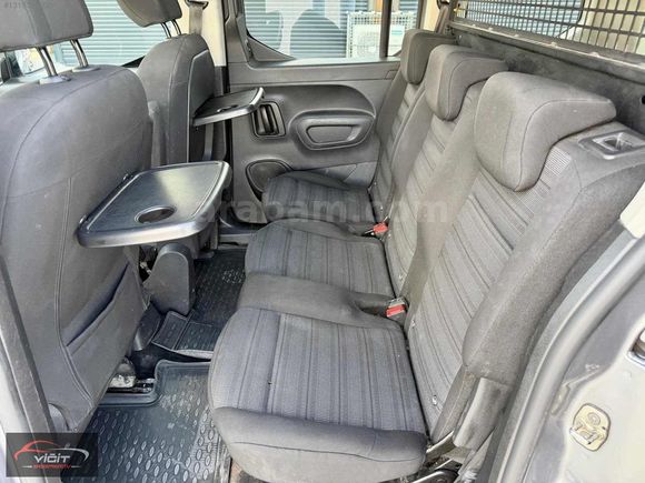FIRSAT ARACI 2021 COMBO 1.5 130 BG OTOMOTİK CAM TAVANLI