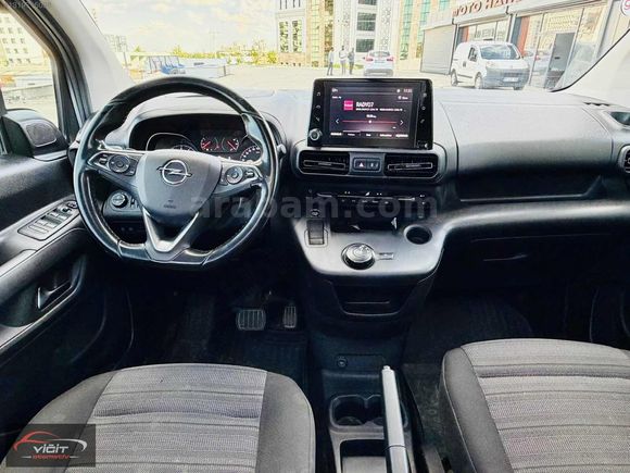 FIRSAT ARACI 2021 COMBO 1.5 130 BG OTOMOTİK CAM TAVANLI