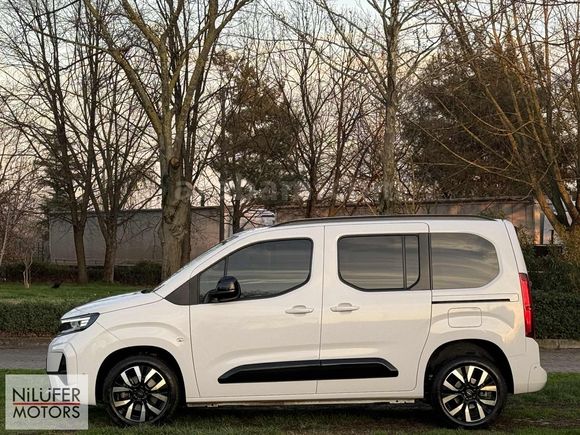 2024 BOYASIZ OPEL COMBO 1.5 D ULTİMATE CAM TAVANLI %20 FATURALI