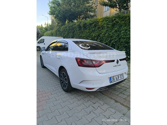 Sahibinden Renault Megane 1.3 TCe Joy Comfort 2021 Model  82.500 km Beyaz