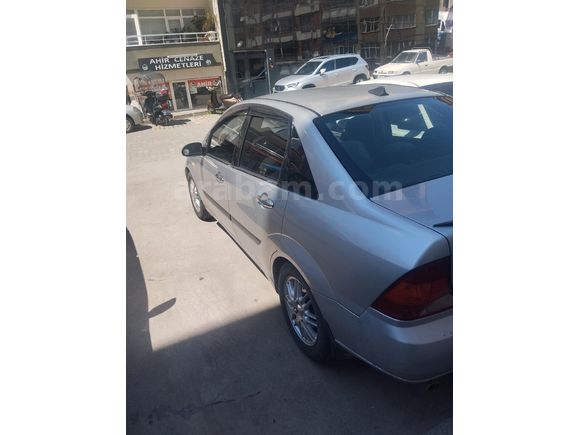 Sahibinden Ford Focus 2.0 Ghia 2001 Model