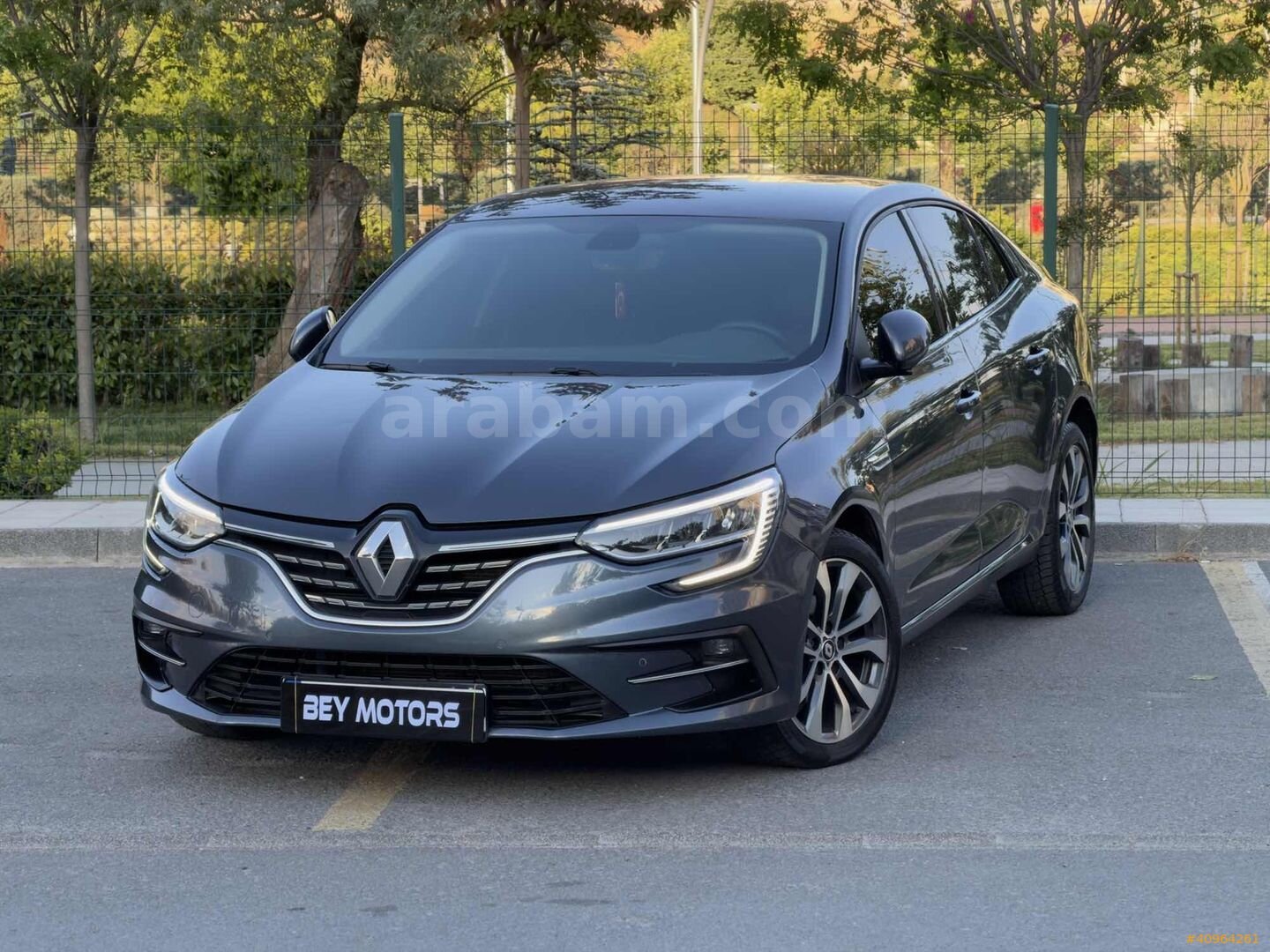 Galeriden Renault Megane 1.3 TCe Icon 2024 Model İstanbul 79.000 km Gri 3
