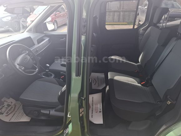 BAYANDAN HASARSIZ 2025 ÇIKIŞLI FORD TOURNEO COURİER 1.5 ECOBLUE TİTANIUM
