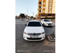 TEMİZ AİLE ARABASI