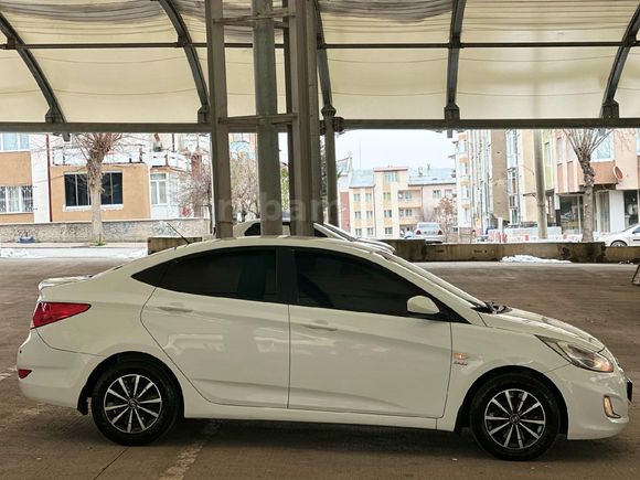 Sahibinden Hyundai Accent Blue 1.6 CRDI Biz 2013 Model  145.000 km Beyaz