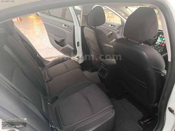 BOYASIZ HATASIZ TESLA EKRANLI MEGANE 1,5 BLUE DCİ 7 İLERİ