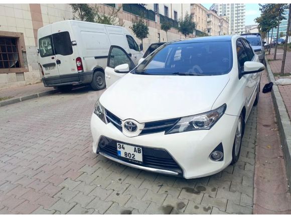 Sahibinden Toyota Auris 1.4 D-4D Active Skypack 2013 Model  167.000 km Beyaz