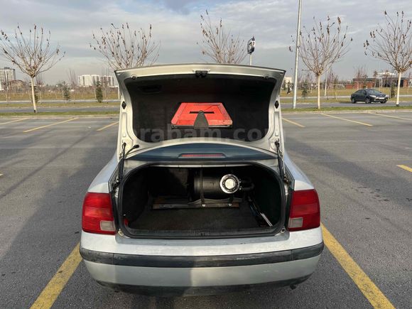 Sahibinden Volkswagen Passat 1.8 Trendline 2000 Model  196.458 km Gri (Gümüş)