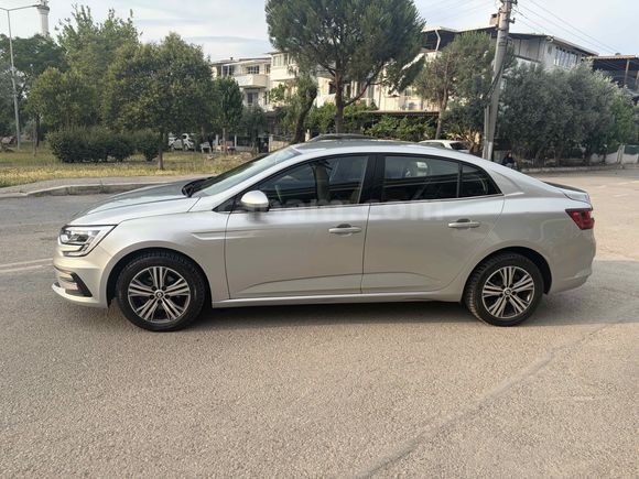 Galeriden Renault Megane 1.3 TCe Touch 2023 Model İzmir 107.236 km Gri (Gümüş)