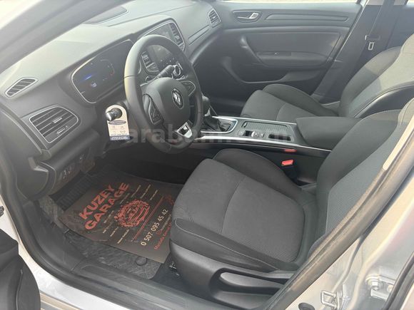 Galeriden Renault Megane 1.3 TCe Touch 2023 Model İzmir 107.236 km Gri (Gümüş)