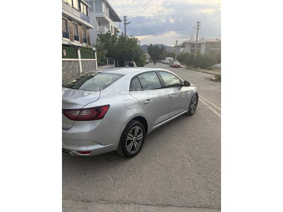Galeriden Renault Megane 1.3 TCe Touch 2023 Model İzmir 107.236 km Gri (Gümüş)