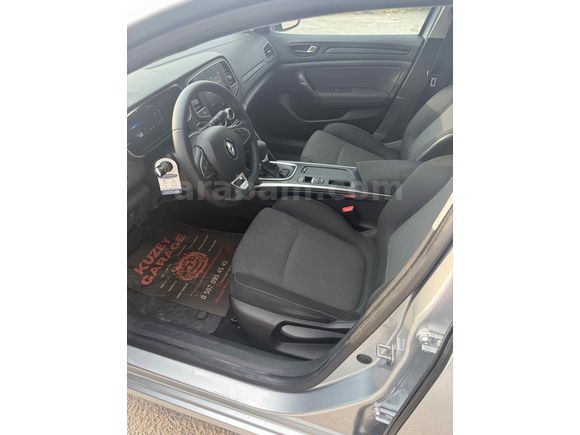 Galeriden Renault Megane 1.3 TCe Touch 2023 Model İzmir 107.236 km Gri (Gümüş)