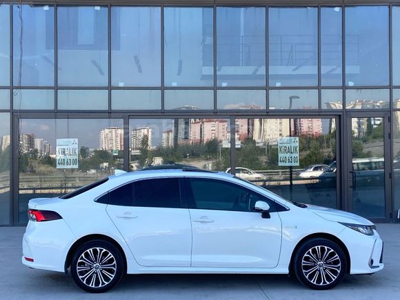 ILK SAHIBINDEN 2019 COROLLA 1.8 HYBRID SANRUF HATASIZ 123 BIN KM