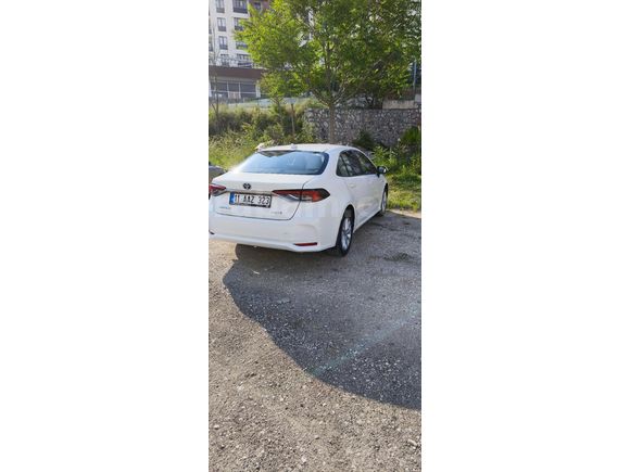 Sahibinden Toyota Corolla 1.8 Hybrid Dream 2021 Model  75.000 km Beyaz