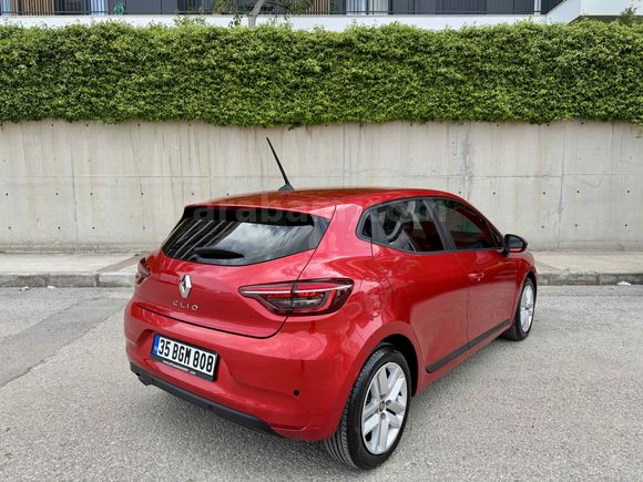 10 BİN KM’DE Renault Clio 1.0 TCe Joy 2022 Model İzmir