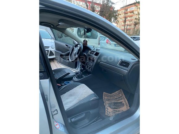 Sahibinden Volkswagen Jetta 1.6 TDi Comfortline 2014 Model Batman 139.000 km Gri (Gümüş)