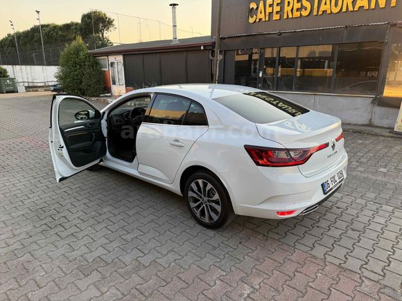 2025 RENAULT MEGANE 1.3 TCE ICON İLK SAHİBİ BOYASIZ SIFIR EMSALİ