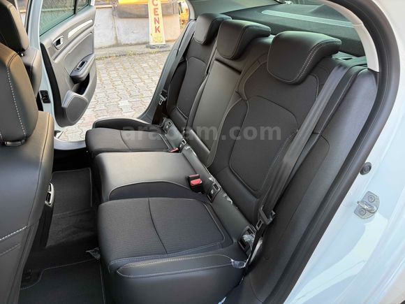 2025 RENAULT MEGANE 1.3 TCE ICON İLK SAHİBİ BOYASIZ SIFIR EMSALİ