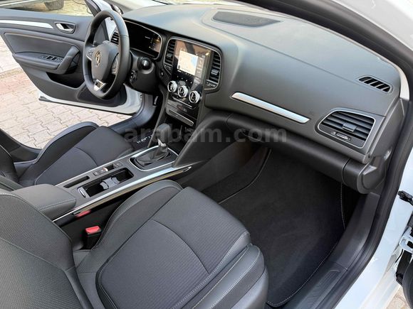 2025 RENAULT MEGANE 1.3 TCE ICON İLK SAHİBİ BOYASIZ SIFIR EMSALİ