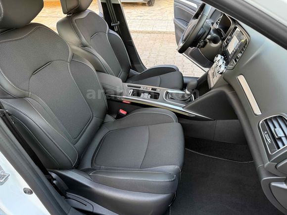 2025 RENAULT MEGANE 1.3 TCE ICON İLK SAHİBİ BOYASIZ SIFIR EMSALİ